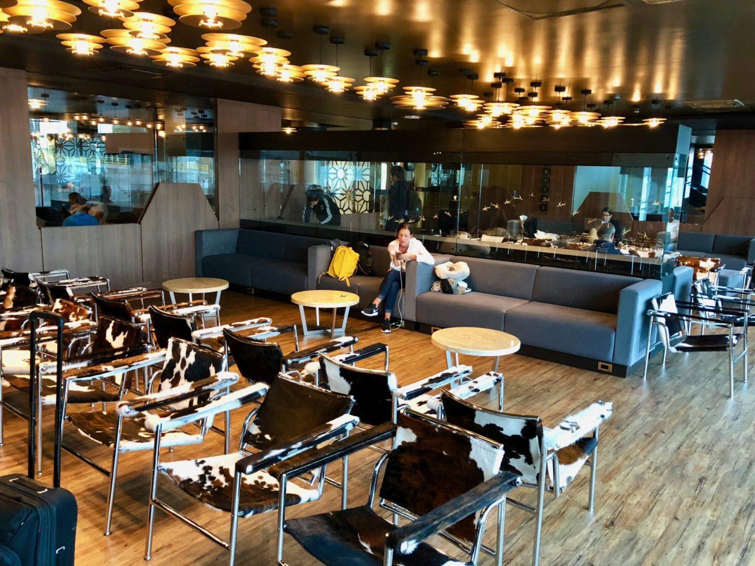 Amex Gold vs Chase Sapphire Reserve: Which Wins? 17 Priority Pass lounge seating