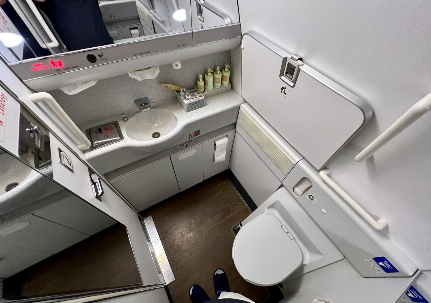 eva air business class lavatory