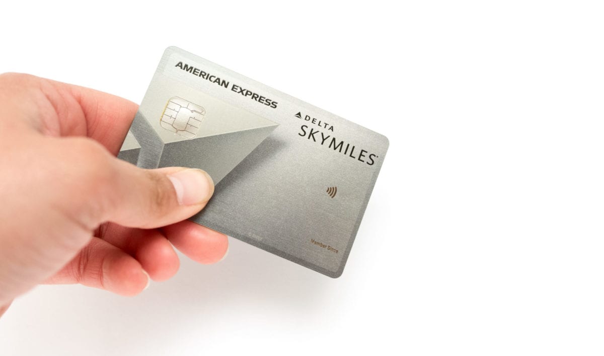 una persona titular de una tarjeta Delta SkyMiles Platinum American Express