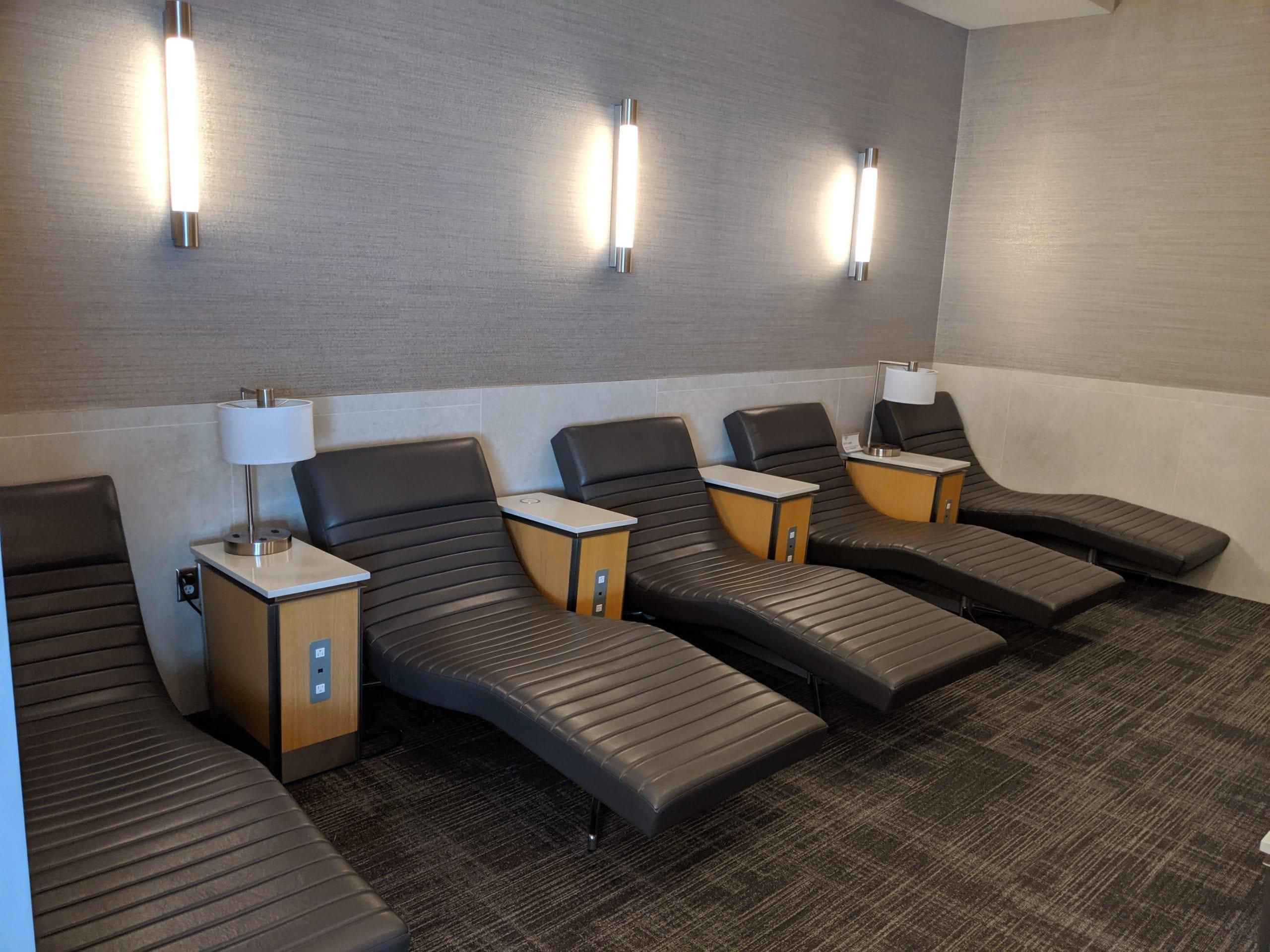 dfw flagship lounge