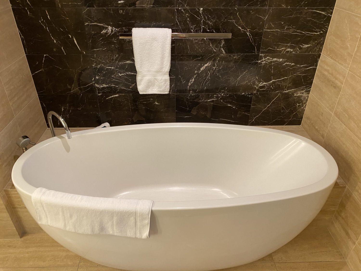 waldorf astoria las vegas bathtub