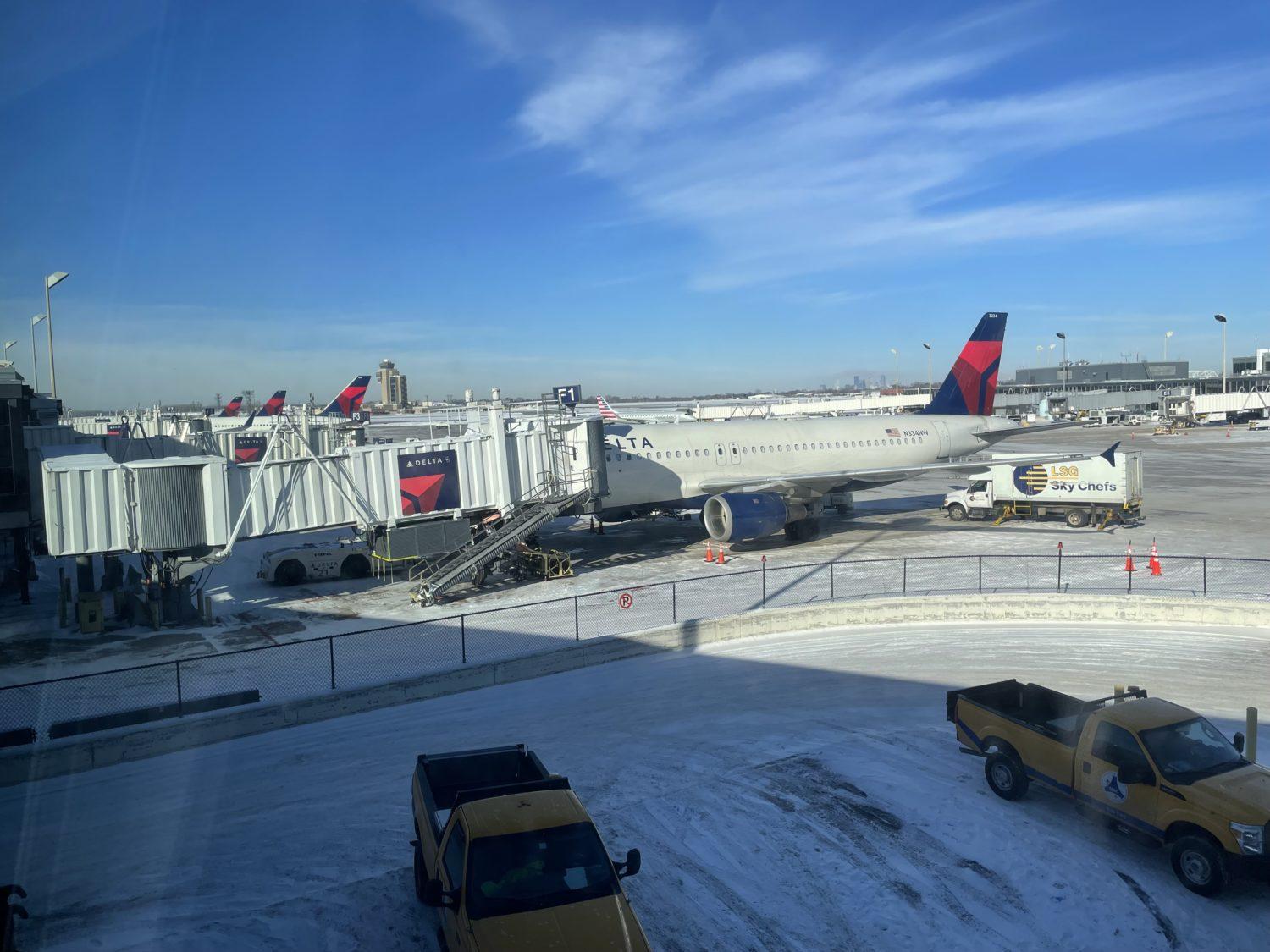 Delta planes at MSP Airport