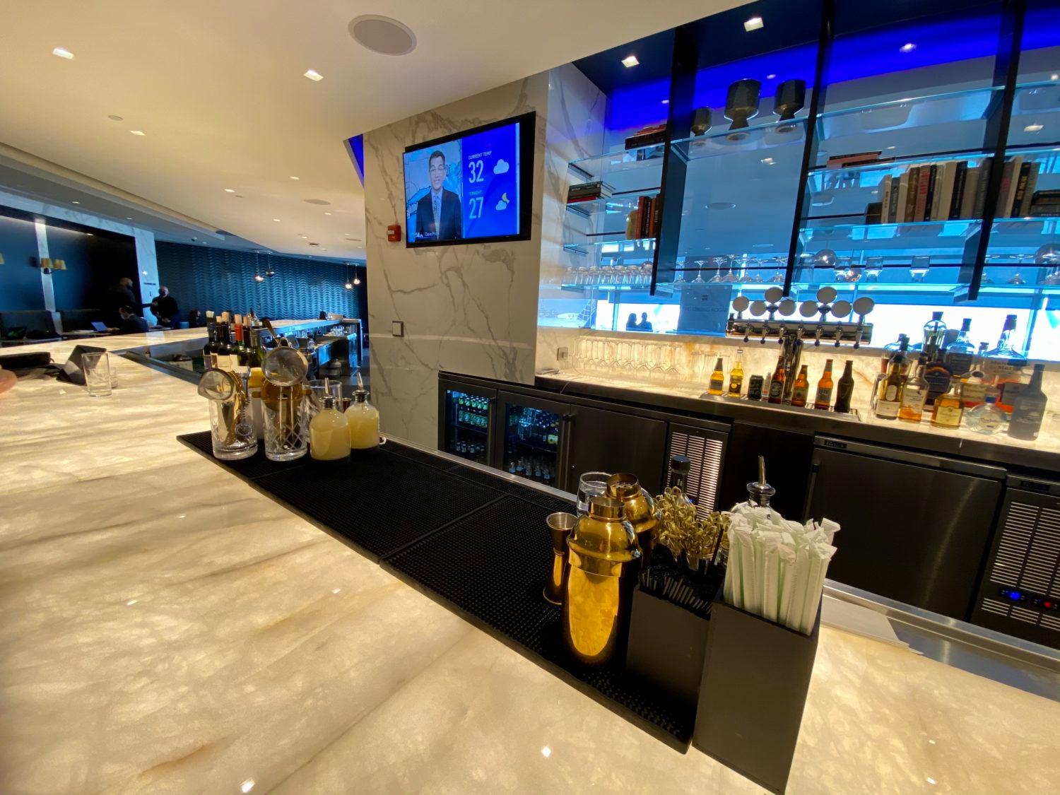 united polaris lounge newark bar