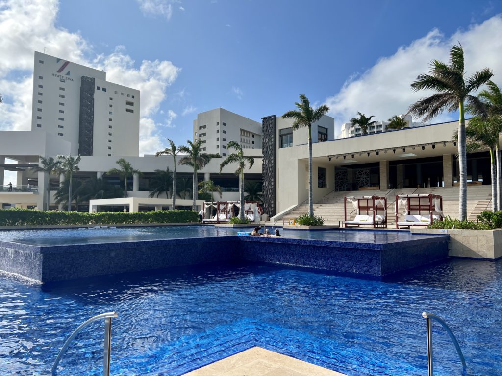 hyatt ziva cancún pool