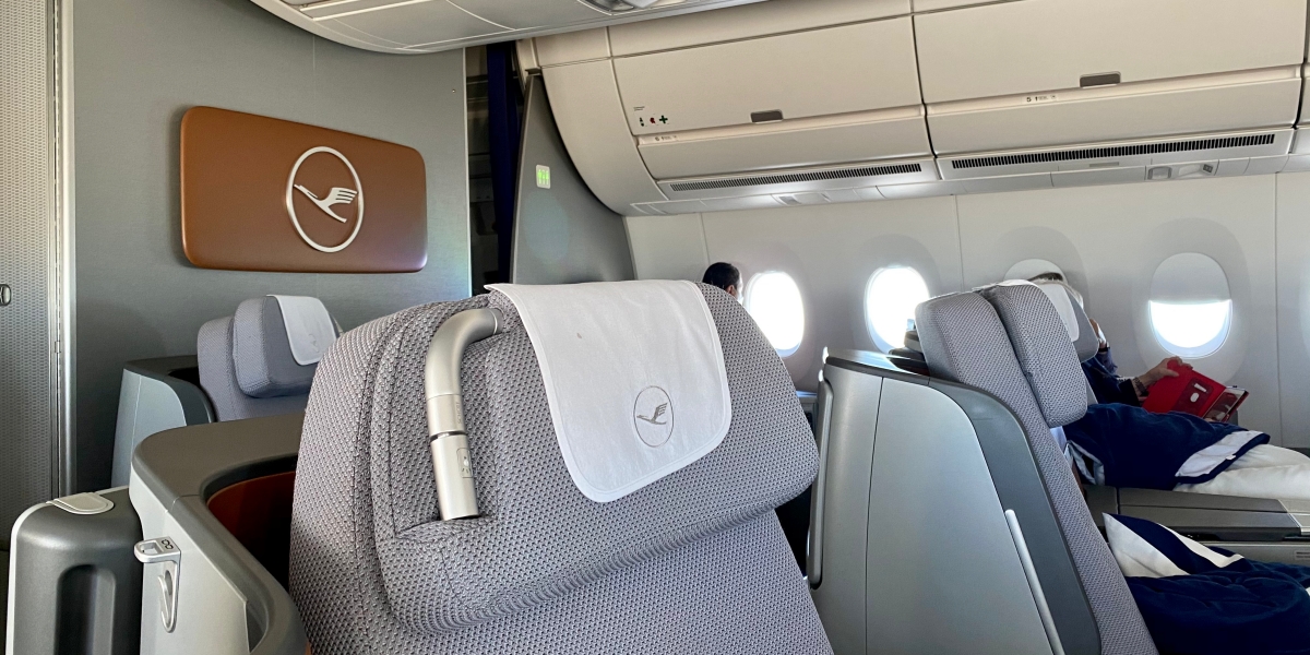 Sammenlignelig minimal af Fine But Forgettable: Lufthansa Business Class A350 Review, Newark to Munich