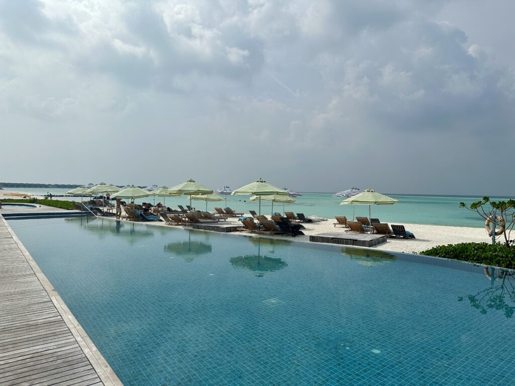 le meridien maldives pool