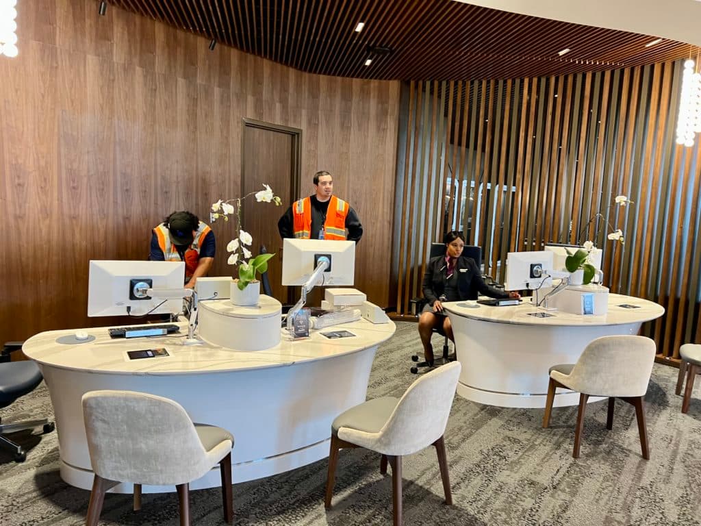 delta sky club los Angeles customer service desks