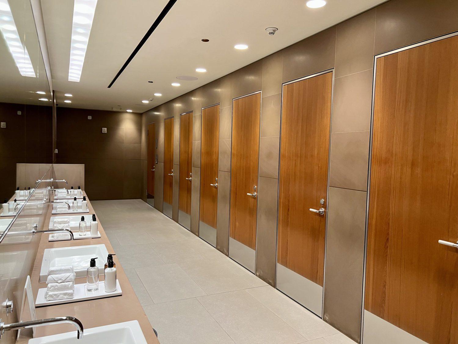 al mourjan business lounge bathroom