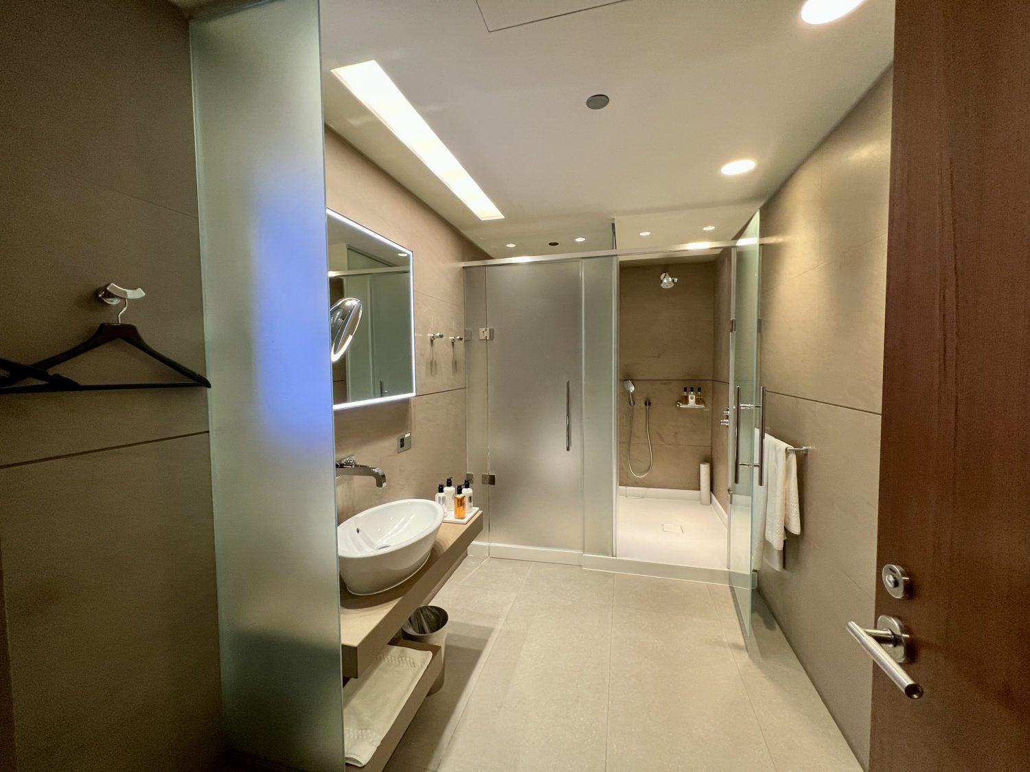 al mourjan business lounge shower