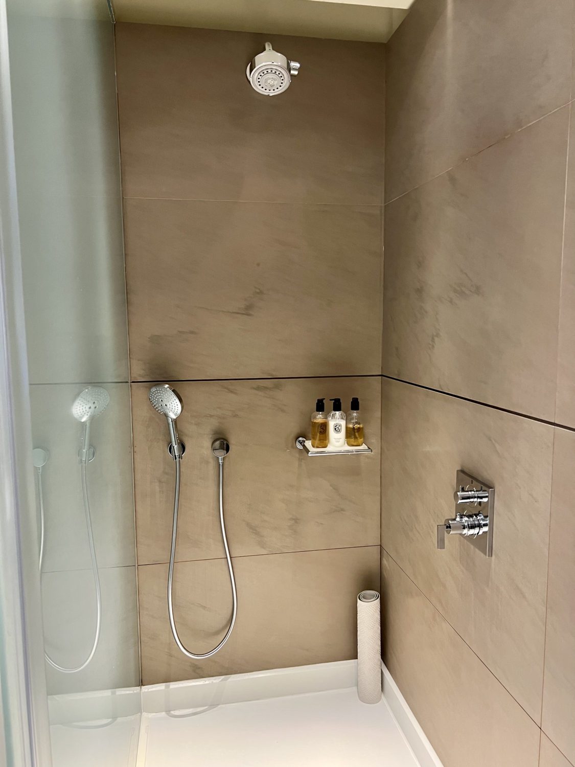 al mourjan business lounge shower