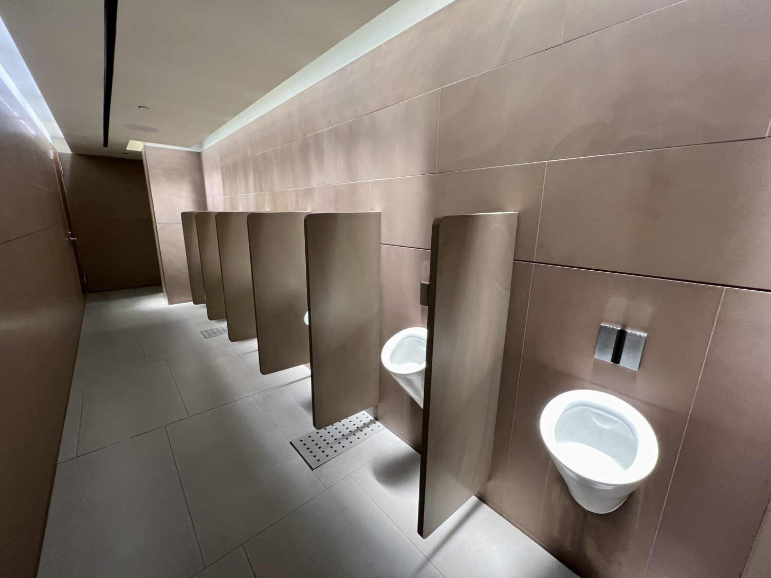 al mourjan business lounge urinals