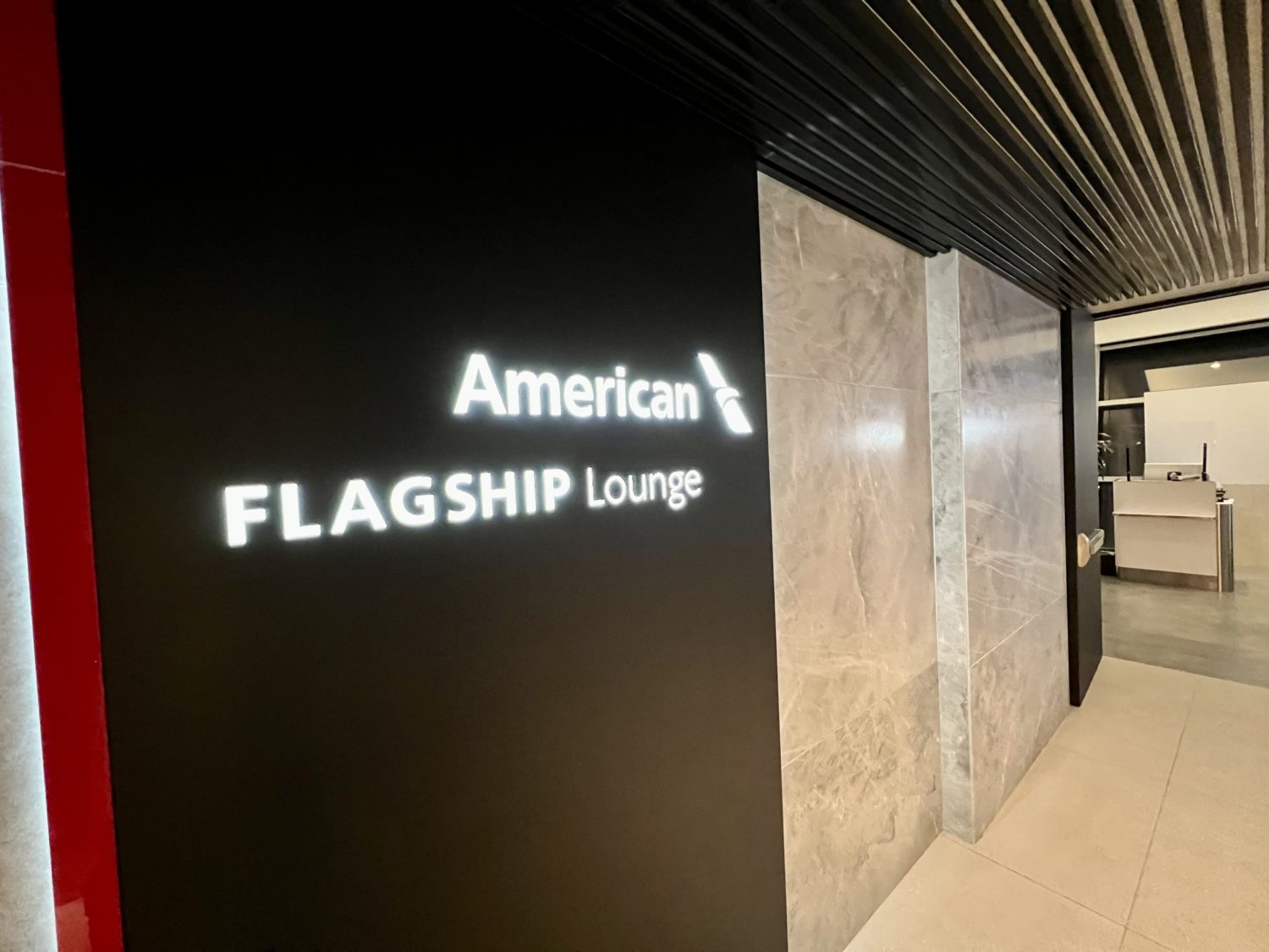 aa flagship lounge dallas entrance