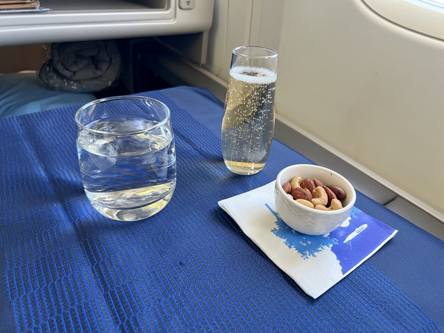 united polaris drinks  United Polaris Business Class Review on the 767-300 &#8211; Thrifty Traveler united polaris business class pre dinner scaled