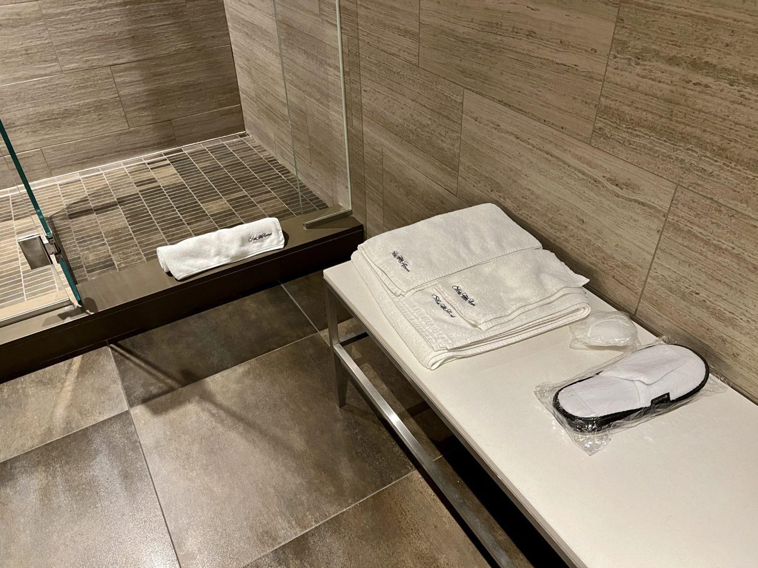 united polaris lounge chicago shower