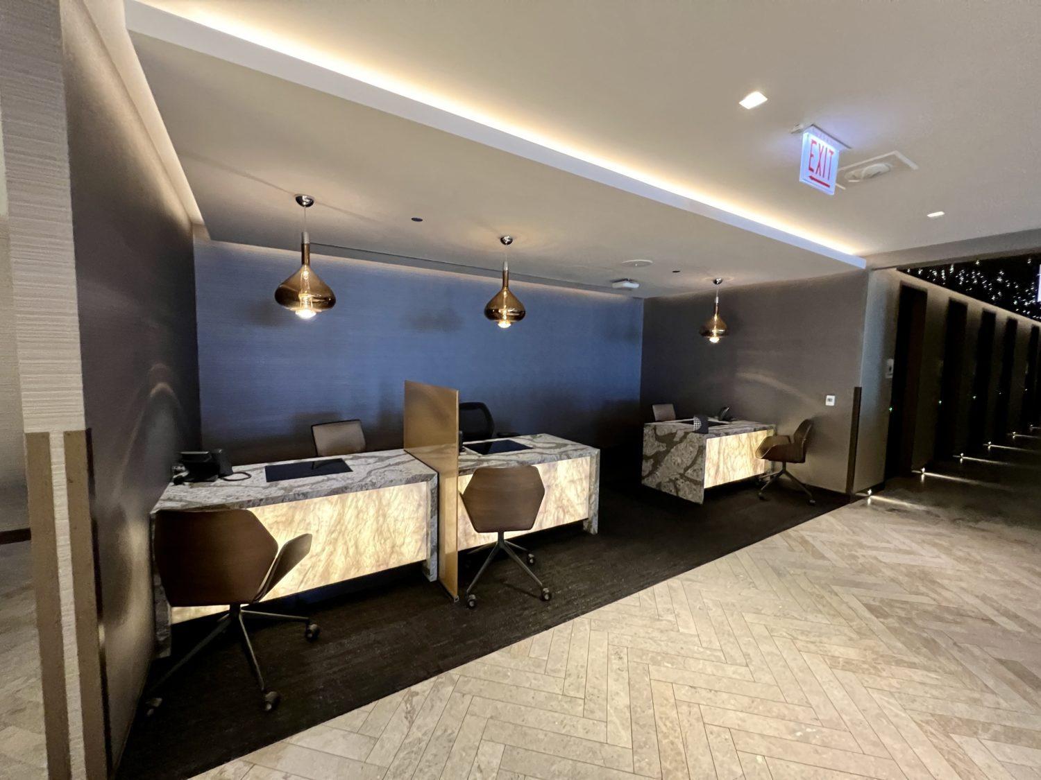 united polaris lounge chicago concierge