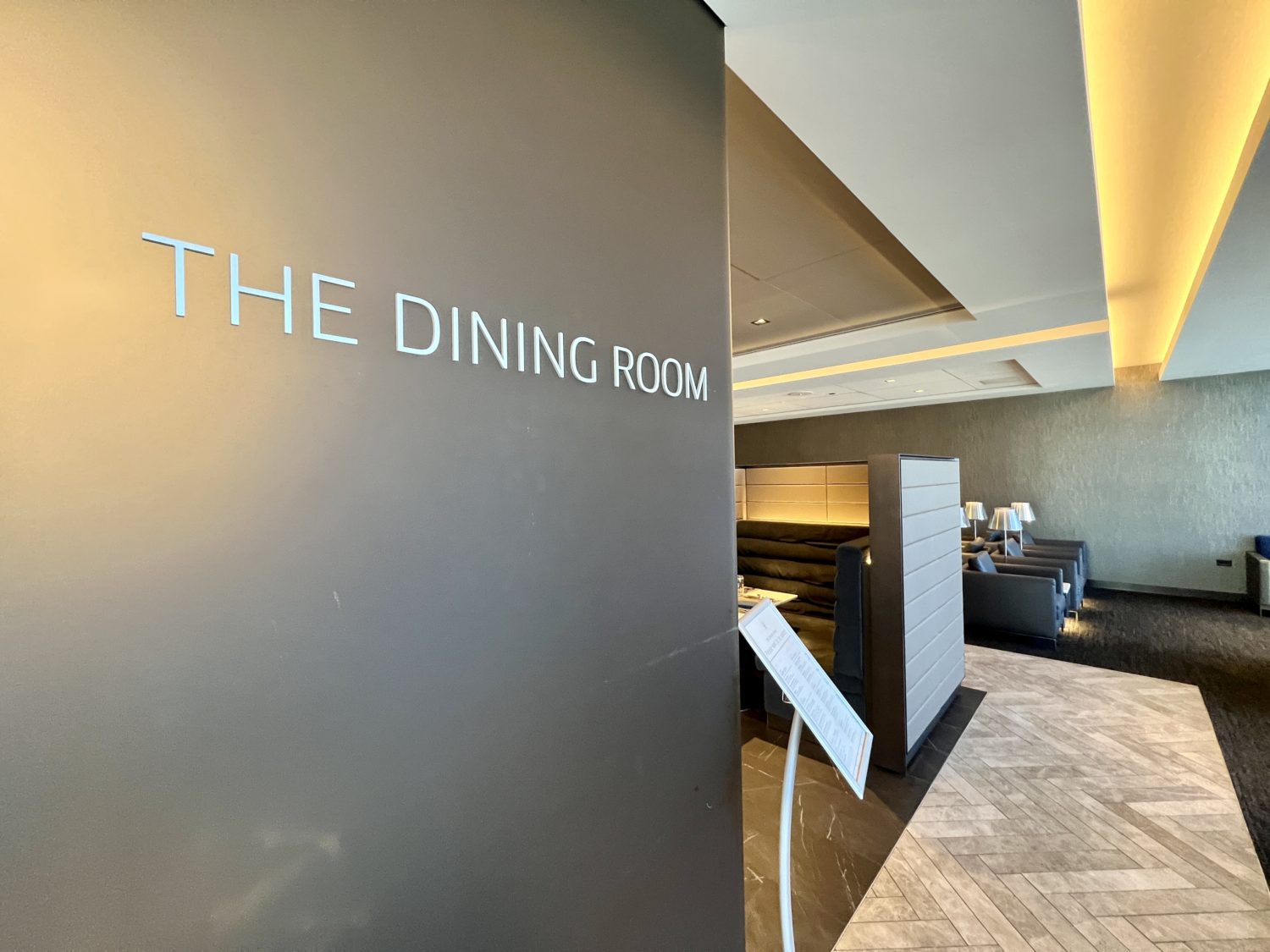 united polaris lounge chicago dining room