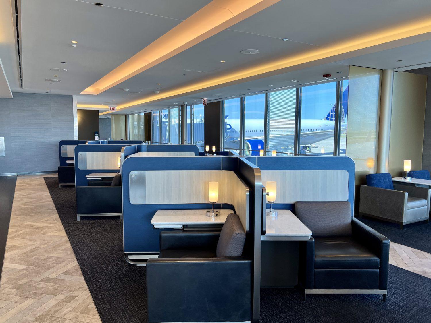 united polaris lounge chicago seating