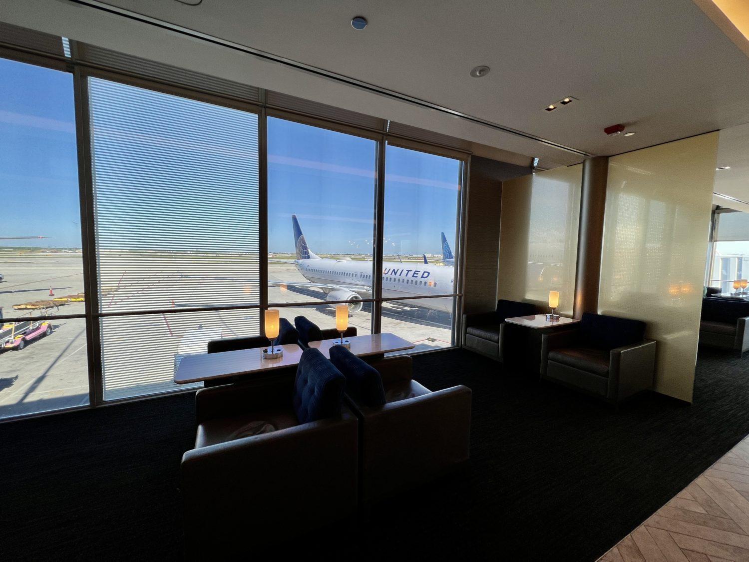 united polaris lounge chicago seating 