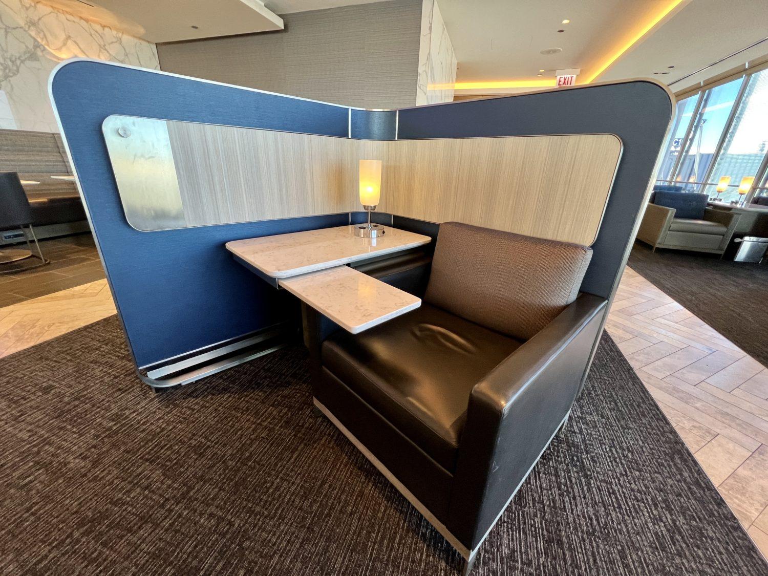 united polaris lounge chicago seating