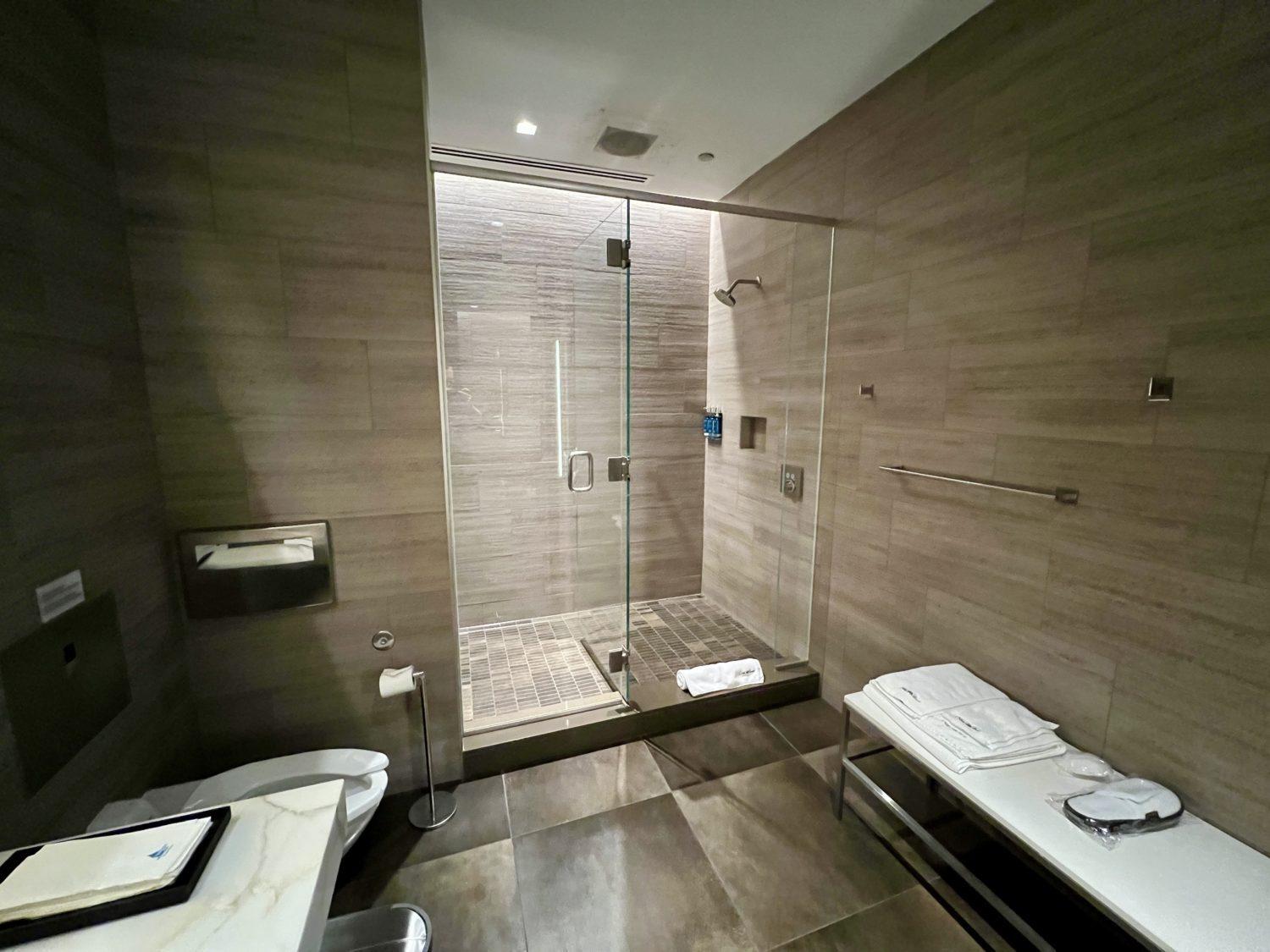 united polaris lounge chicago shower suite