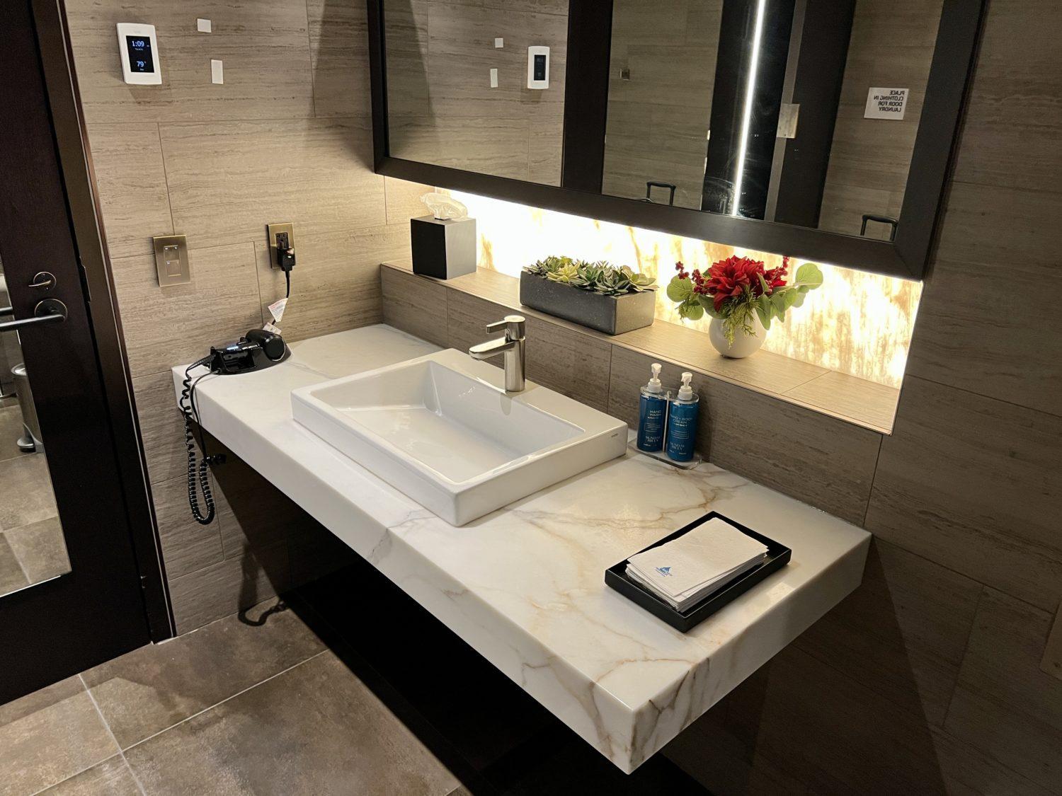 united polaris lounge chicago shower suite