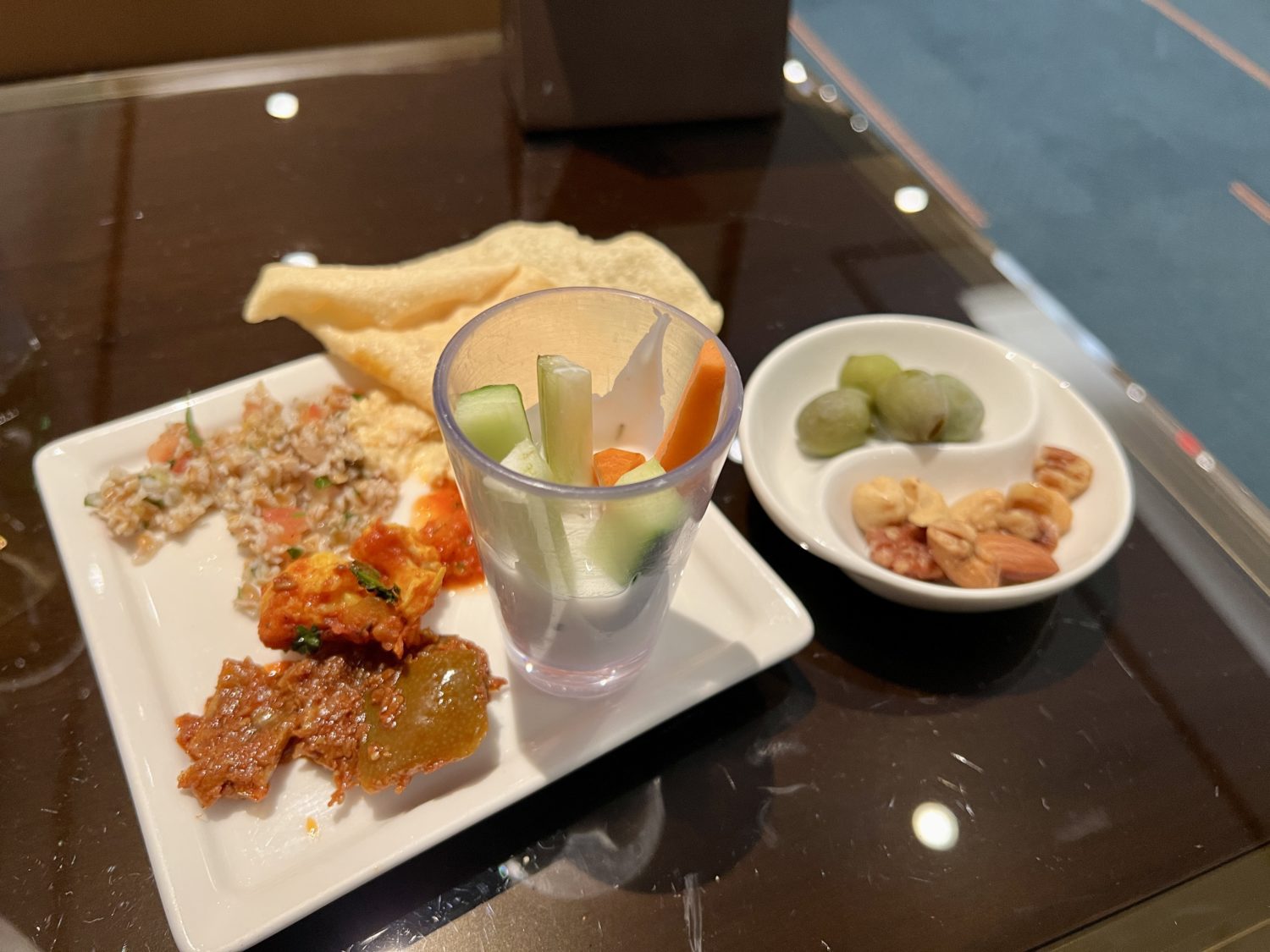 food inside emirates lounge jfk