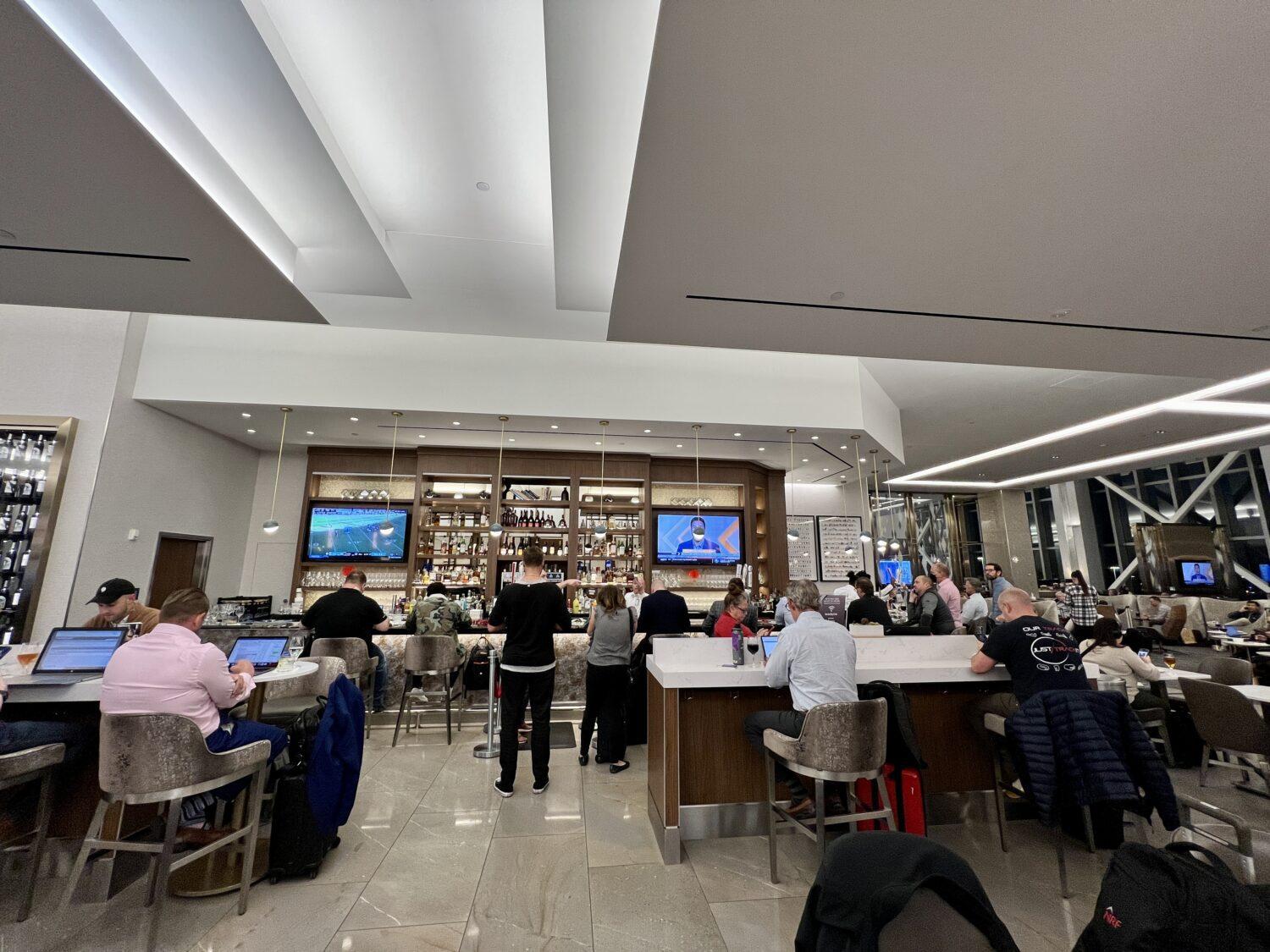 delta sky club laguardia bar