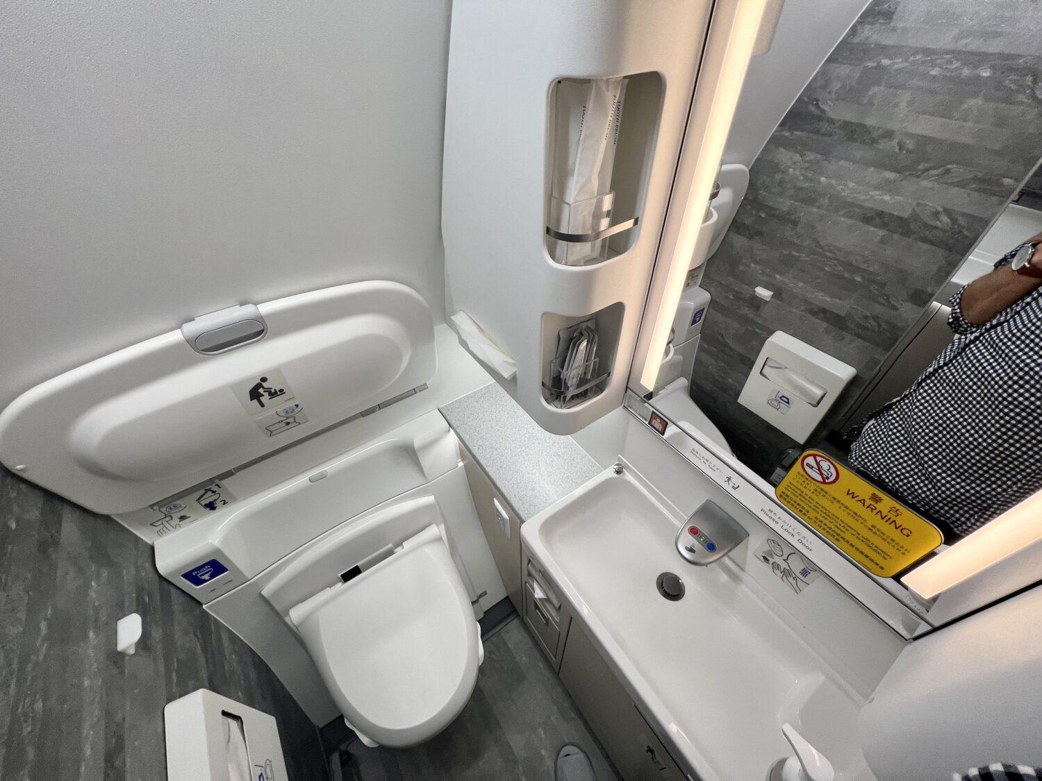 ana business class bathroom