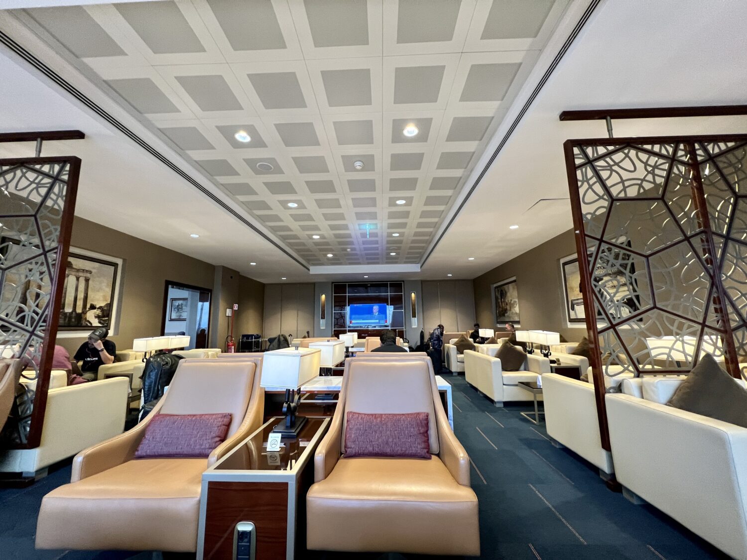 emirates business class lounge milan