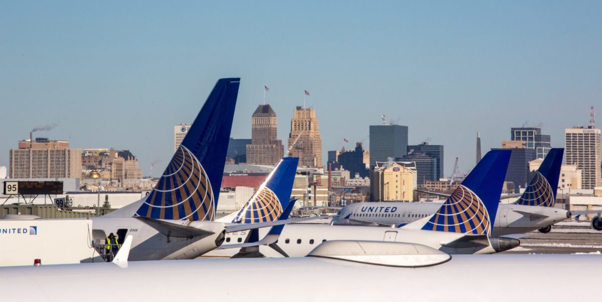 united airplanes and skyline