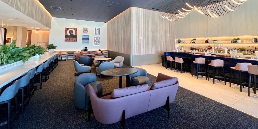 Capital One Lounge (DFW) open seating area and bar. 
