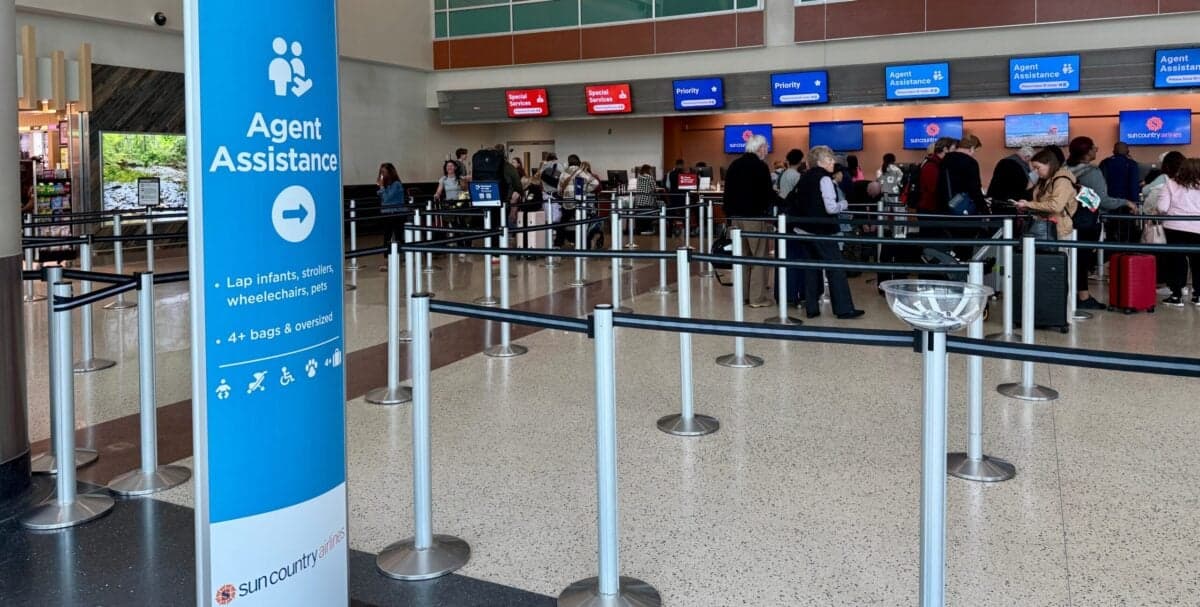 airport queues with many people in line