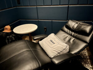 delta one lounge zero gravity chair