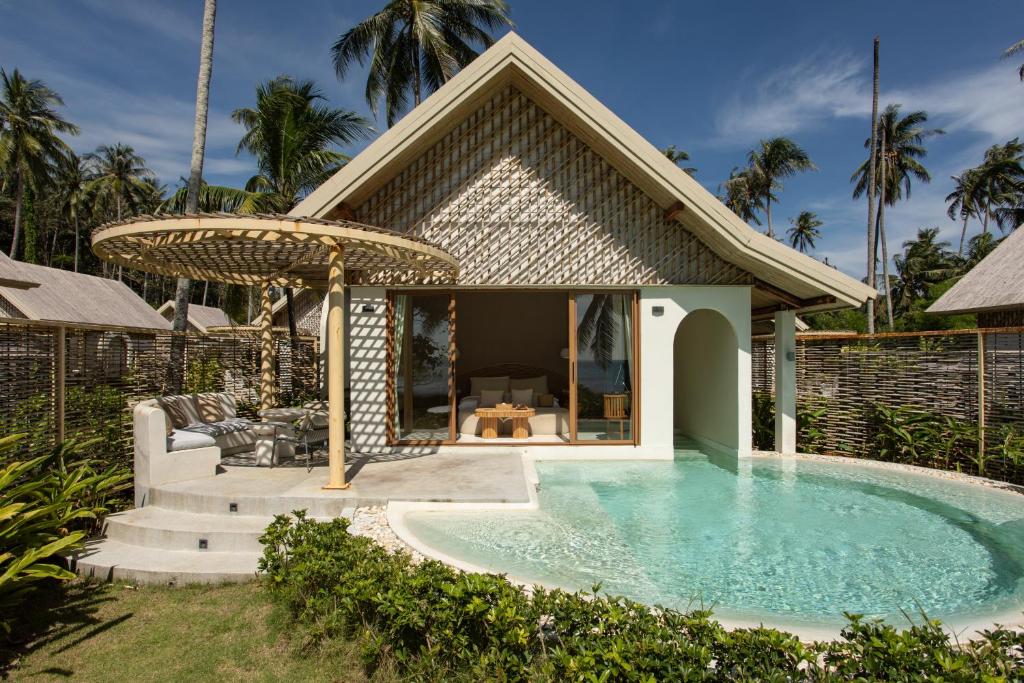 5 Reasons Why Capital One is King in My Wallet 12 pool villa with a circular pool and palm trees behind