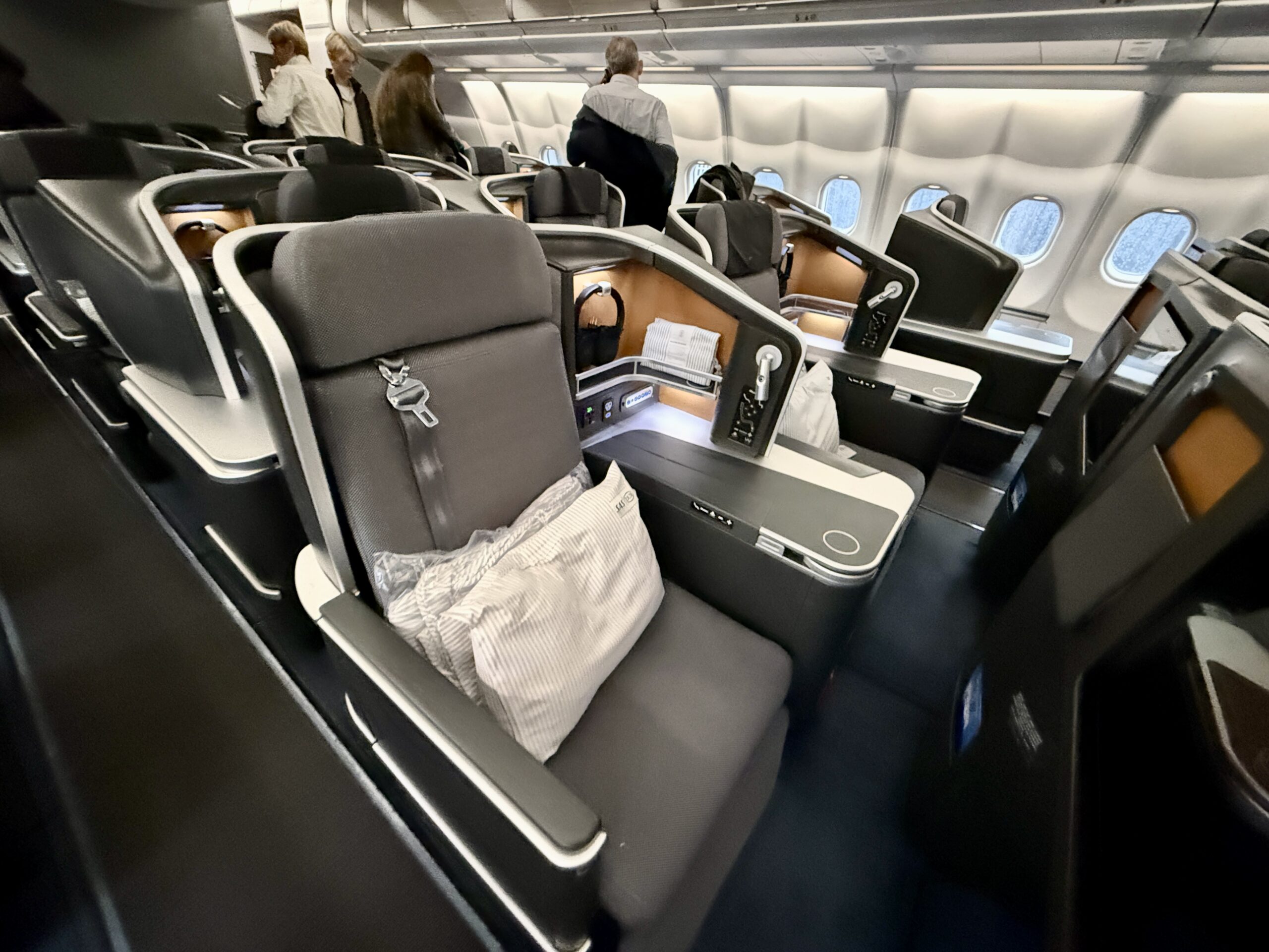 sas business class seats in the center of a widebody plane