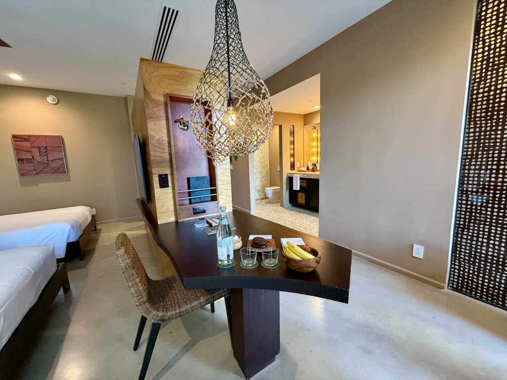 A desk in a room at the Andaz Peninsula Papagayo