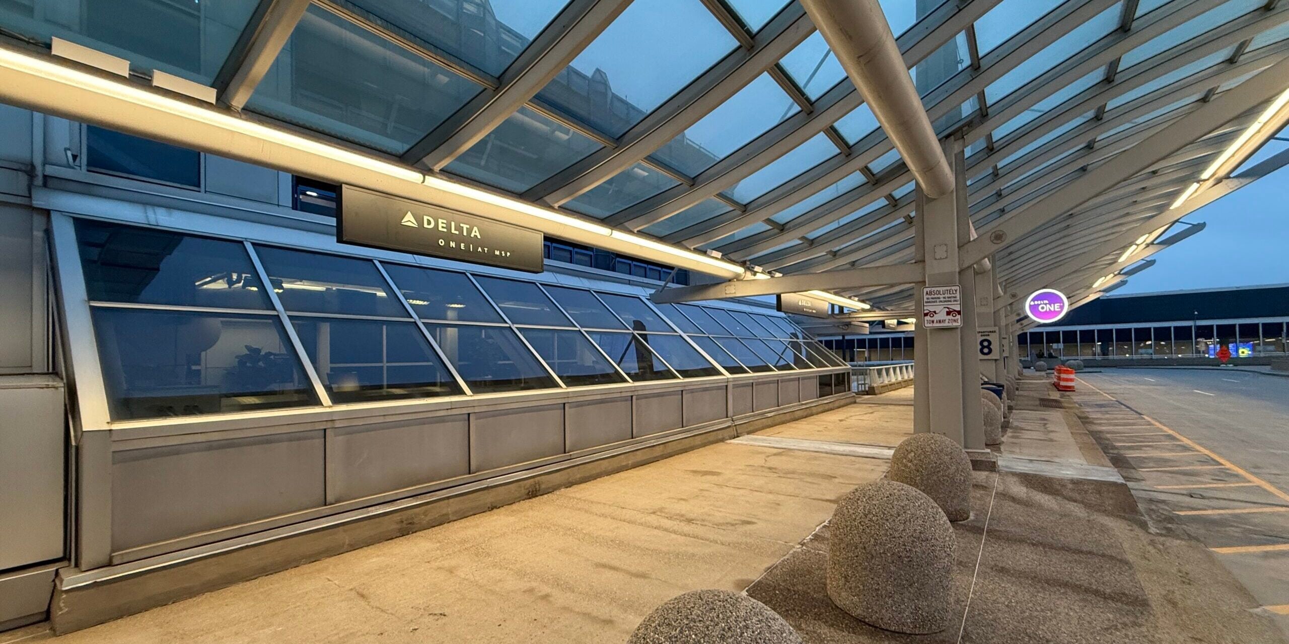 curbside Delta One check-in at Minneapolis St.Paul International Airport