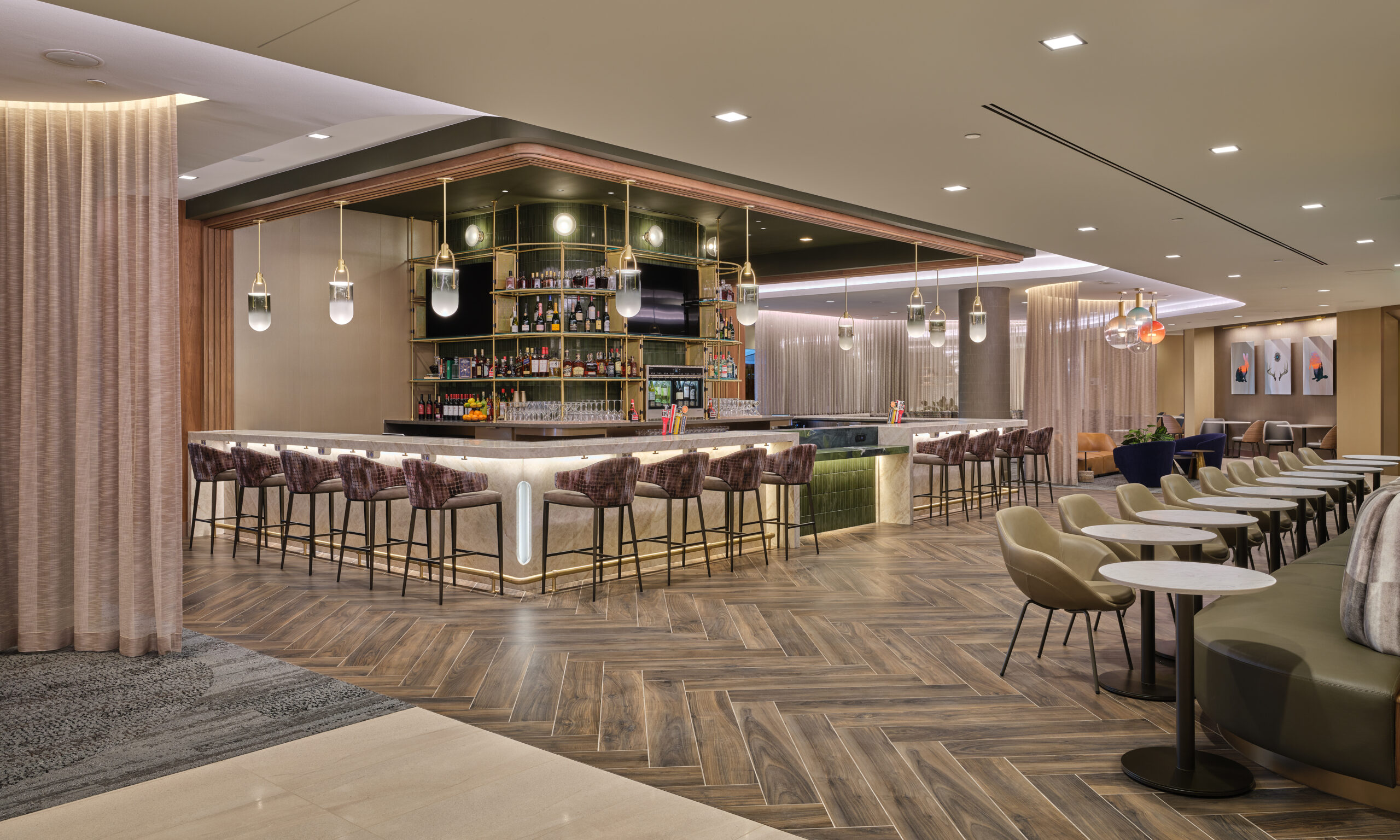 Delta Opens Renovated Sky Club in Denver, Plans Further Expansion This Year 3 Delta Sky Club Denver bar area and dining