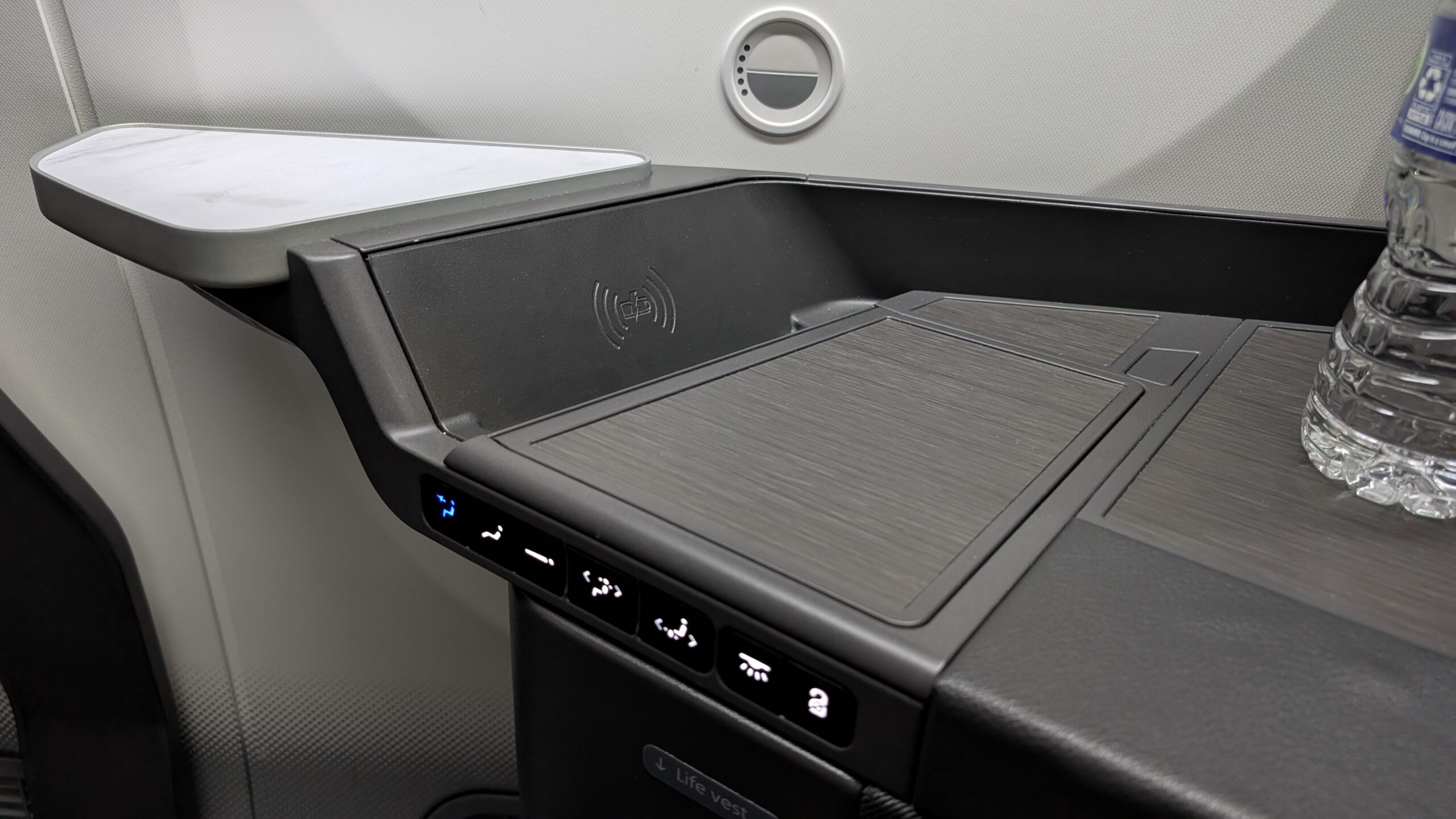 American Airlines' New Flagship Suite Review: A Stellar Hop Across the Pond 32 AA Flagship Suite: Wireless charging