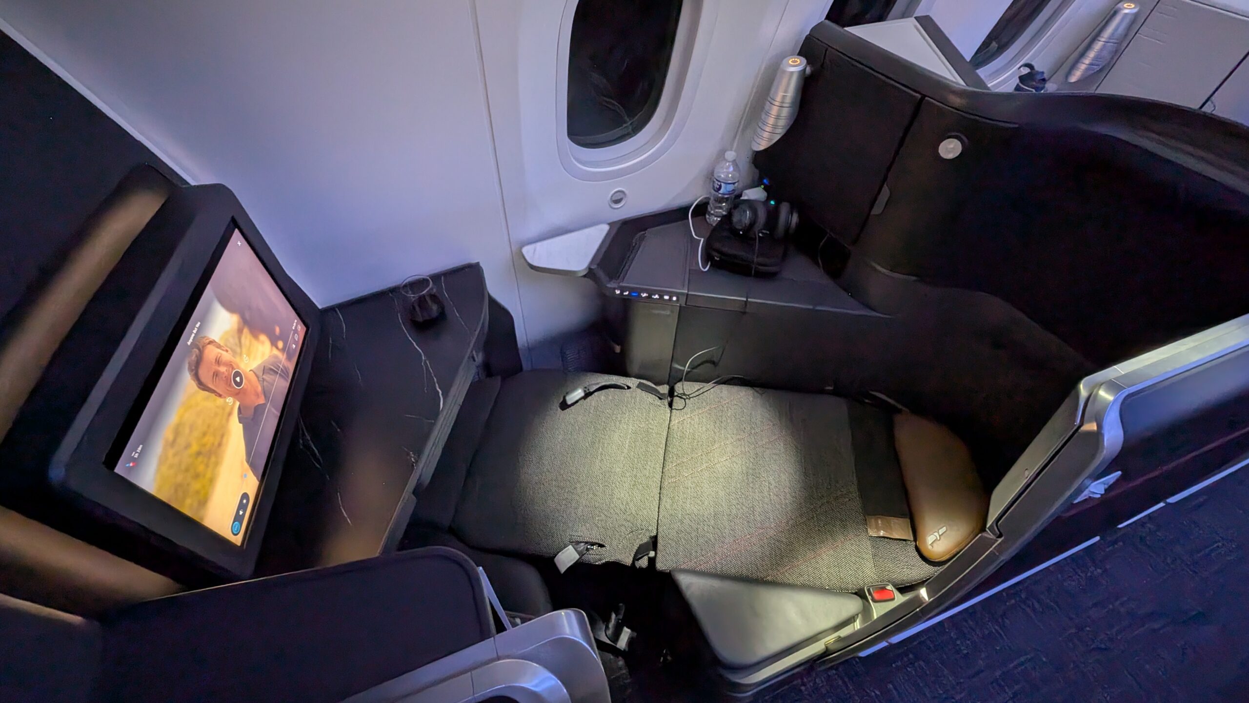 American Airlines' New Flagship Suite Review: A Stellar Hop Across the Pond 38 AA Flagship Suite: Lie-flat seat