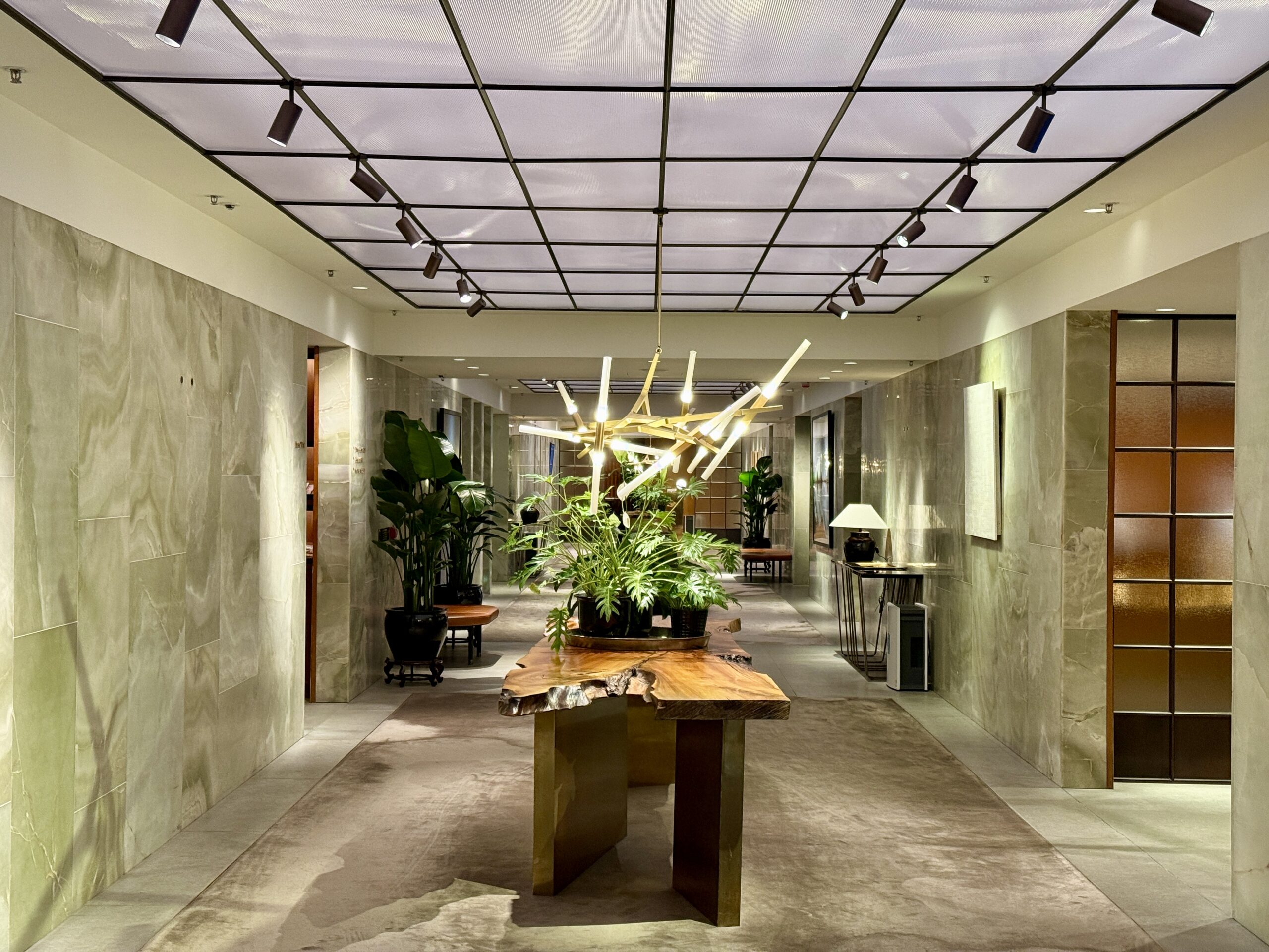 Aging Like a Fine Wine: Cathay Pacific First Class 777 Review 5 cathay pacific the wing lounge with long table