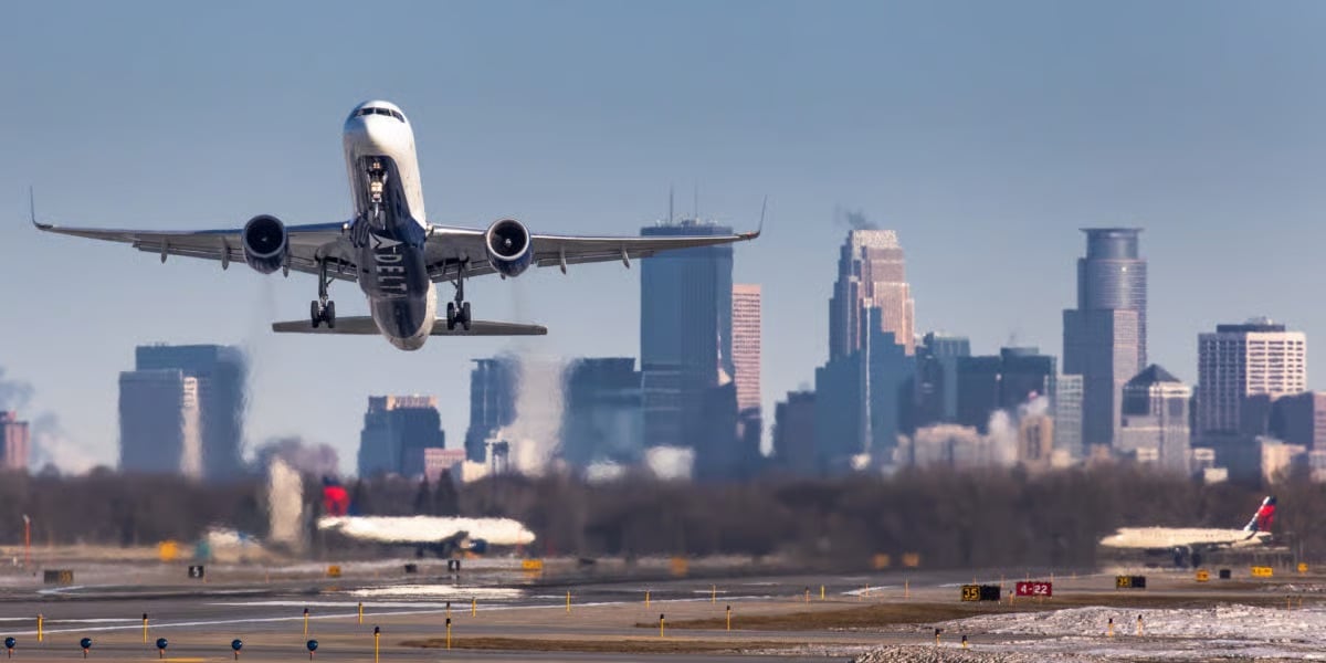 The Extra Mile, July 21: Delta’s Growing Grip on MSP, A First Class Deal to Hawaii & More 1 plane taking off with minneapolis skyline in background