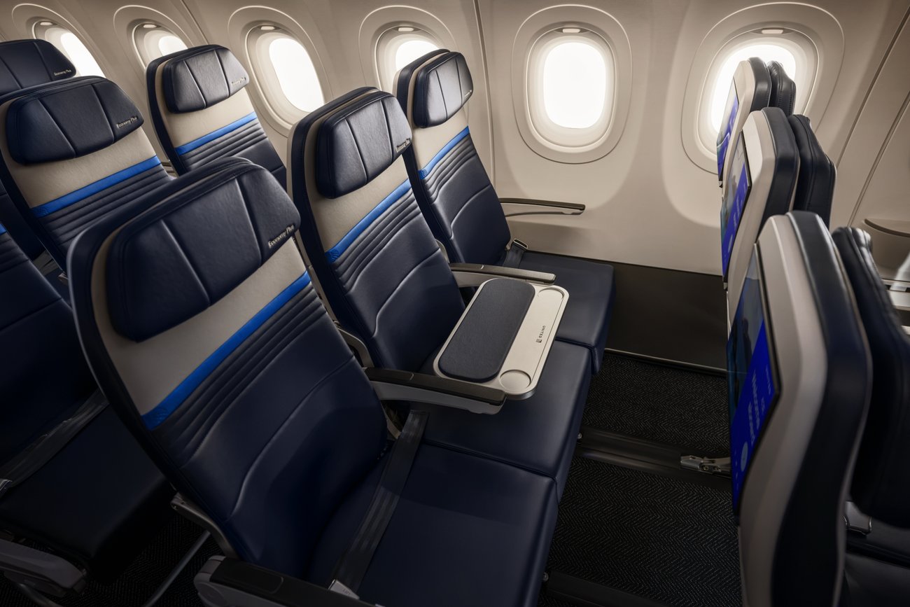 The Extra Mile, July 14: Explaining United's Strange New Seats & More 3 United's new Euro Business seats with a table in the middle seat