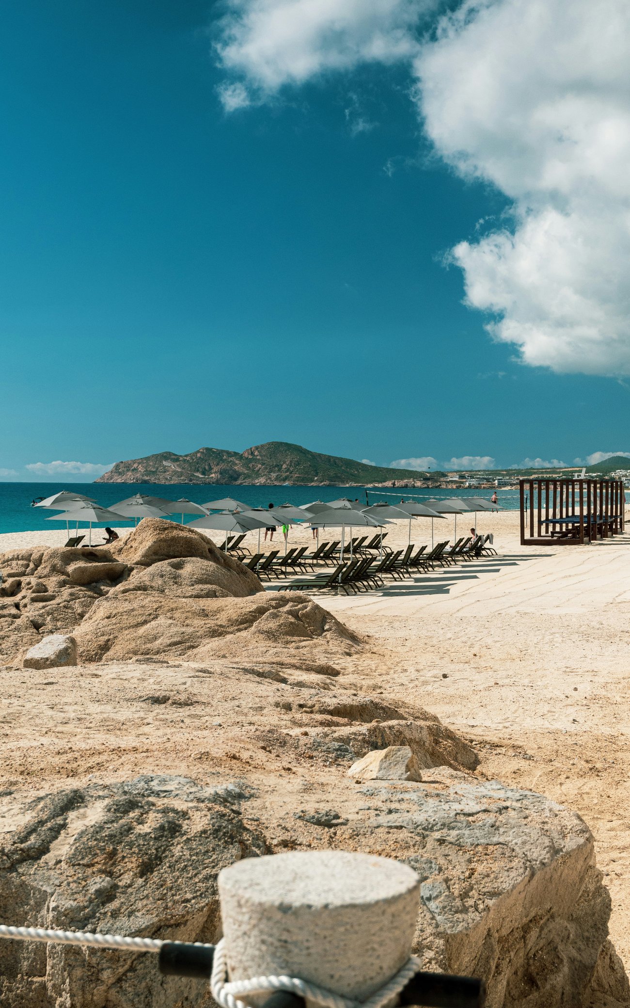 The Extra Mile, Aug. 31: Revisiting an $800 Annual Fee, United CEO's Bluster & More 2 photo of beach in mexico with beach chairs and bay in background