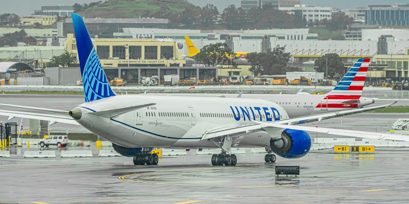 The Extra Mile, Oct. 30: Airlines’ Latest Dirty Trick to Charge You More, a Last-Chance Bonus Offer & More 1 aa united planes.jpg